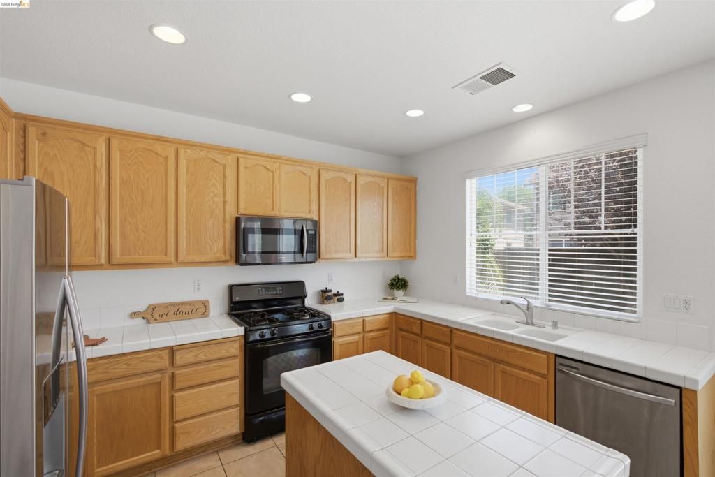 Image 8 of property listing at 5217 Rainwood Way, Antioch, CA 94531