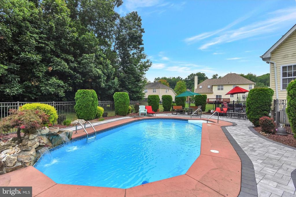6 MARKHAM CIR, Old Bridge, NJ 08857
