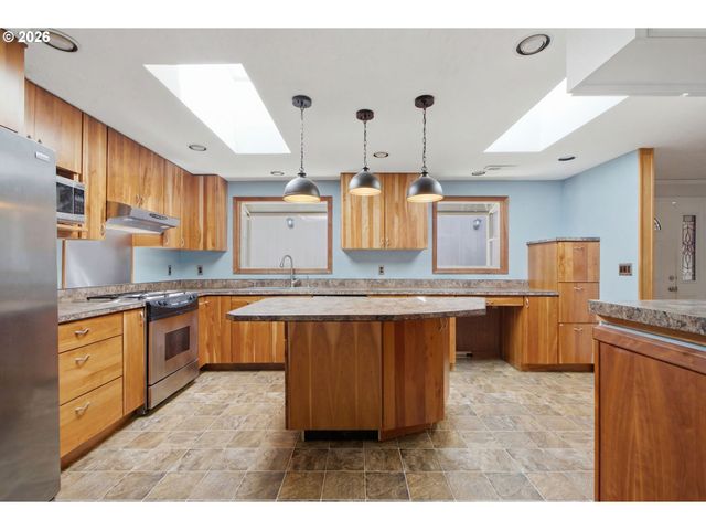 3820 Se EL CAMINO Dr, Gresham, OR 97080