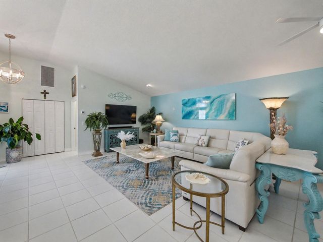 7727 Great Glen Circle, Delray Beach, FL 33446