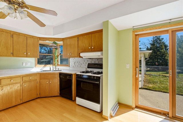 N86W18105 Summit DRIVE, Menomonee Falls, WI 53051