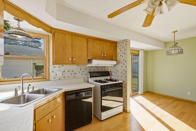 N86W18105 Summit DRIVE, Menomonee Falls, WI 53051