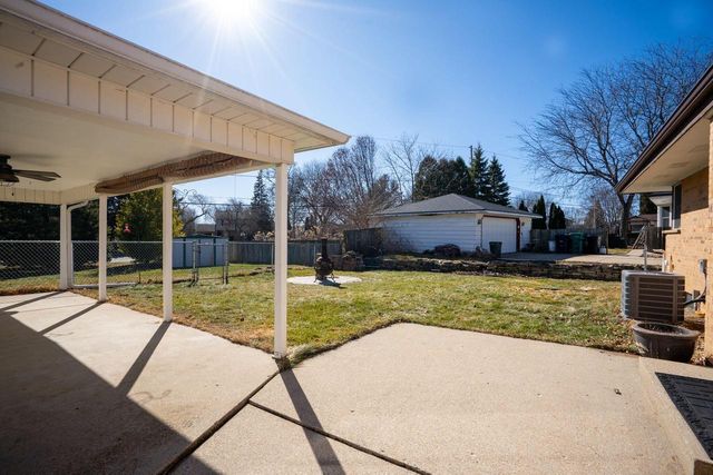 N86W18105 Summit DRIVE, Menomonee Falls, WI 53051