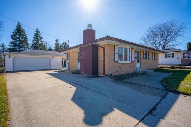 N86W18105 Summit DRIVE, Menomonee Falls, WI 53051