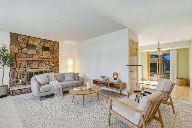 N86W18105 Summit DRIVE, Menomonee Falls, WI 53051