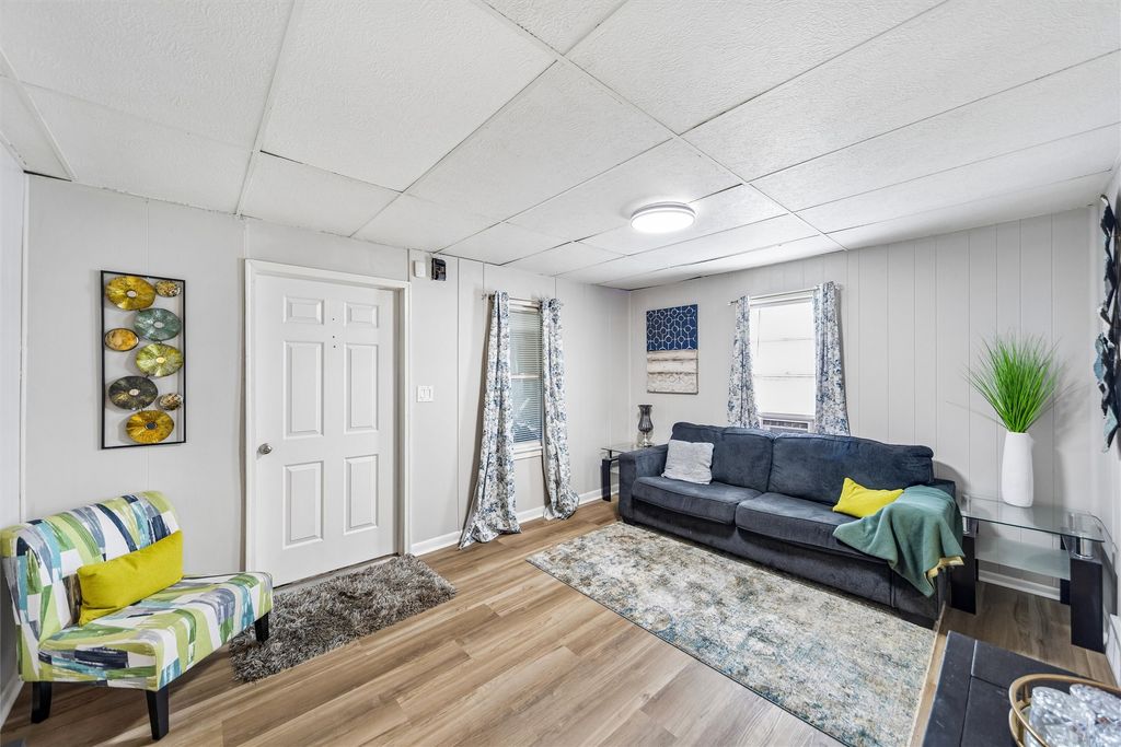 1278 E 34th Street, Des Moines, IA 50317