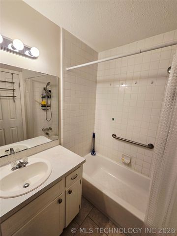 1121 W 14th Place, Claremore, OK 74017