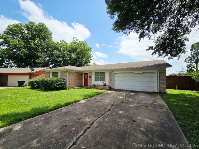 1121 W 14th Place, Claremore, OK 74017