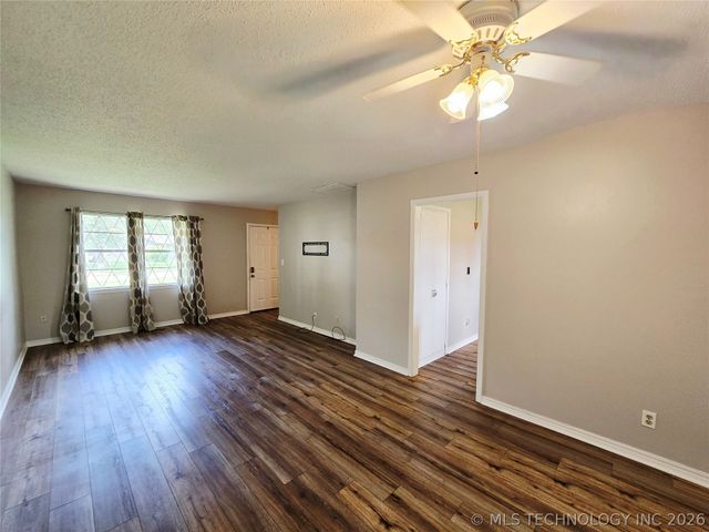 1121 W 14th Place, Claremore, OK 74017