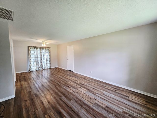 1121 W 14th Place, Claremore, OK 74017