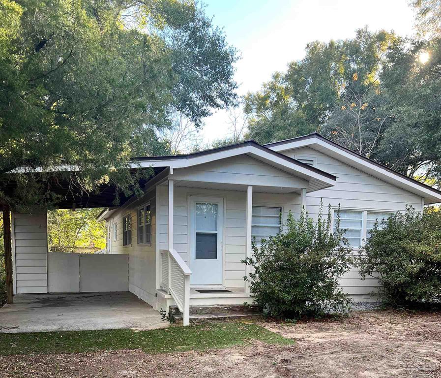 6653 Dearborn St, Milton, FL 32570