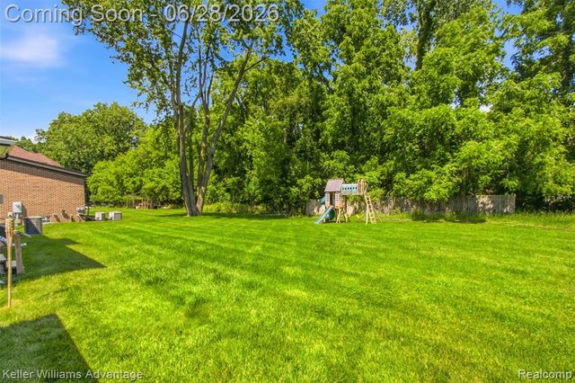 23030 Kristy Lane, Southfield, MI 48033