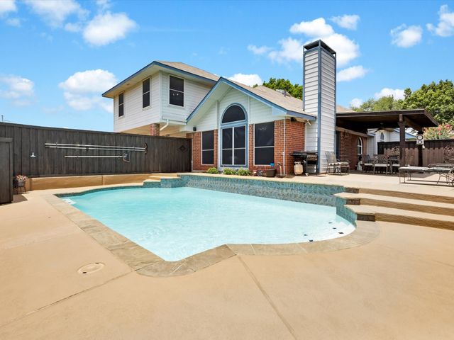 806 Red Oak Drive, Lewisville, TX 75067