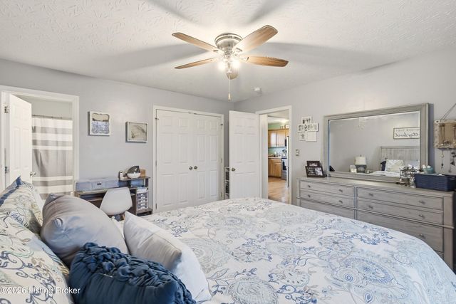 291 Lakes Of Dogwood Blvd, Shepherdsville, KY 40165