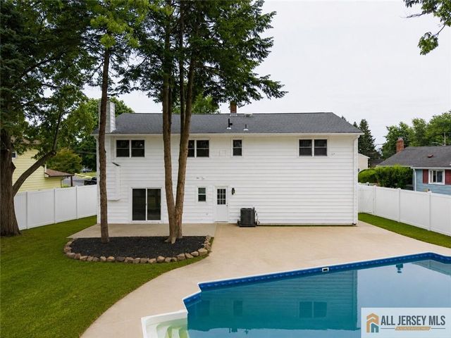 31 Shearn Drive, Middlesex, NJ 08846