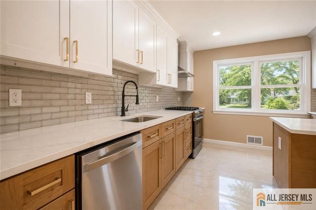 31 Shearn Drive, Middlesex, NJ 08846