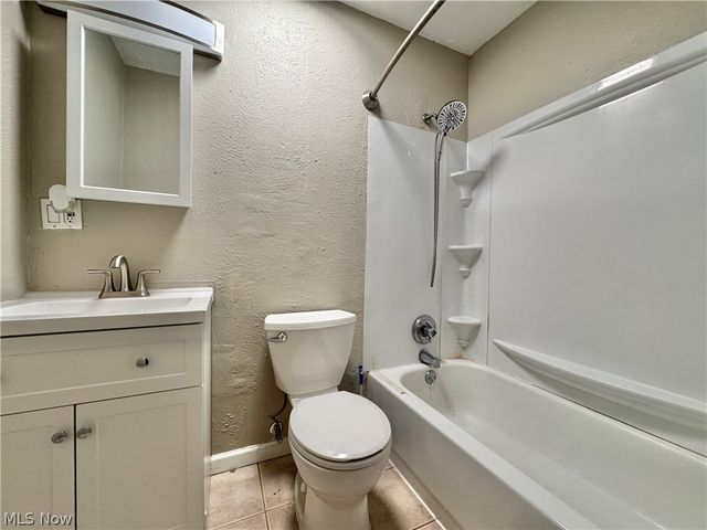 4230 Selkirk Avenue, Austintown, OH 44511