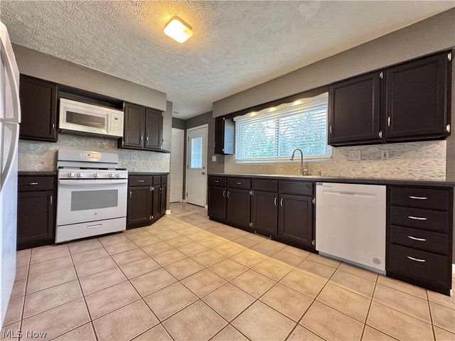 4230 Selkirk Avenue, Austintown, OH 44511