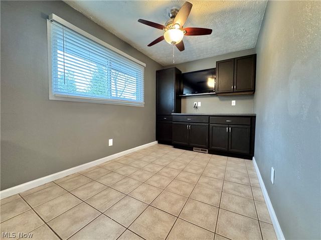 4230 Selkirk Avenue, Austintown, OH 44511