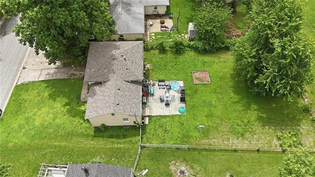 4400 NE Sunnybrook Lane, Kansas City, MO 64117