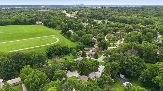 4400 NE Sunnybrook Lane, Kansas City, MO 64117