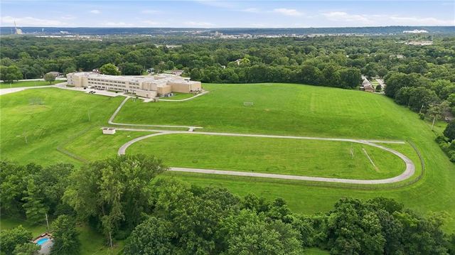 4400 NE Sunnybrook Lane, Kansas City, MO 64117