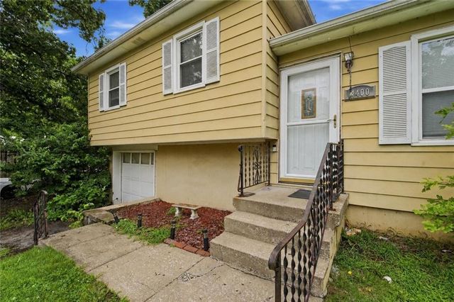 4400 NE Sunnybrook Lane, Kansas City, MO 64117