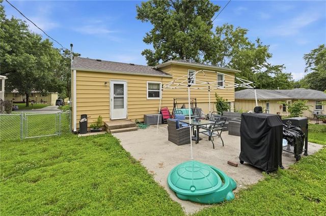 4400 NE Sunnybrook Lane, Kansas City, MO 64117