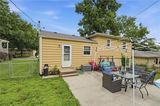 4400 NE Sunnybrook Lane, Kansas City, MO 64117