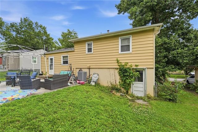 4400 NE Sunnybrook Lane, Kansas City, MO 64117