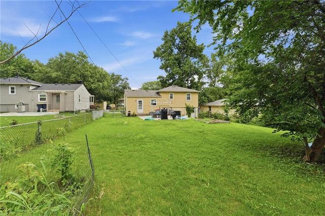 4400 NE Sunnybrook Lane, Kansas City, MO 64117