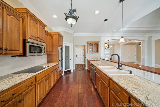 5020 Lake Breeze Road, Grove, OK 74344