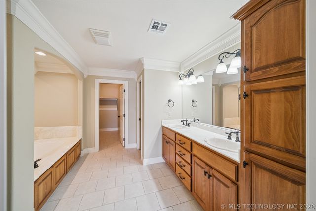 5020 Lake Breeze Road, Grove, OK 74344