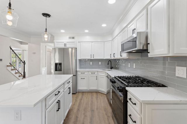 10 MICHAELSON DR, Mount Laurel, NJ 08054
