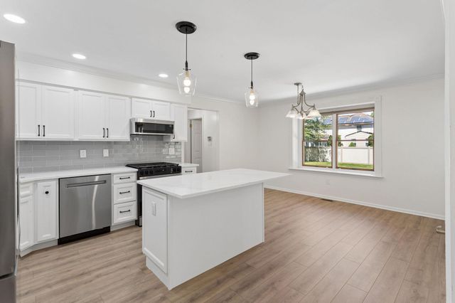 10 MICHAELSON DR, Mount Laurel, NJ 08054