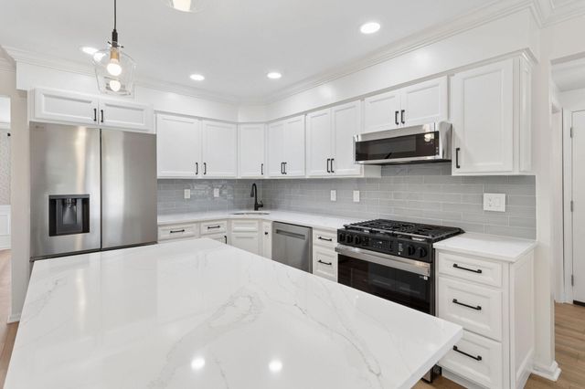 10 MICHAELSON DR, Mount Laurel, NJ 08054