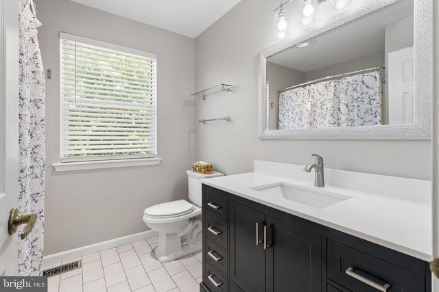 10 MICHAELSON DR, Mount Laurel, NJ 08054