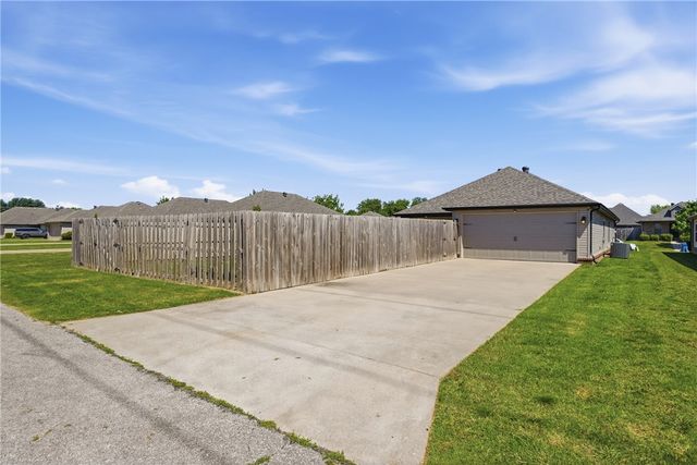 3807 Capstone Avenue, Bentonville, AR 72712