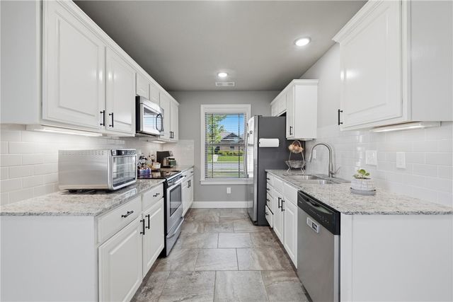3807 Capstone Avenue, Bentonville, AR 72712