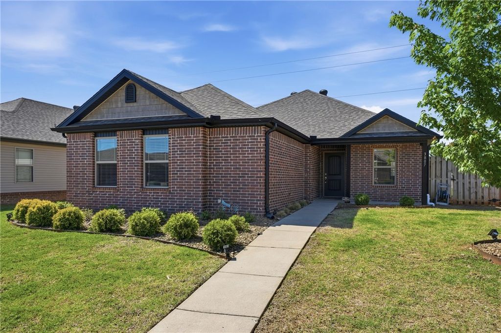 3807 Capstone Avenue, Bentonville, AR 72712