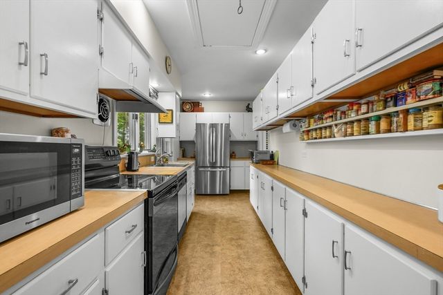 330 Champlain Rd, Chatham, MA 02633