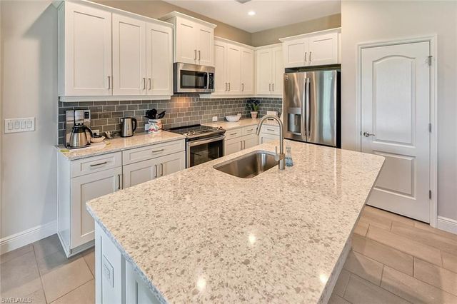 6954 Avalon CIR 707, Naples, FL 34112