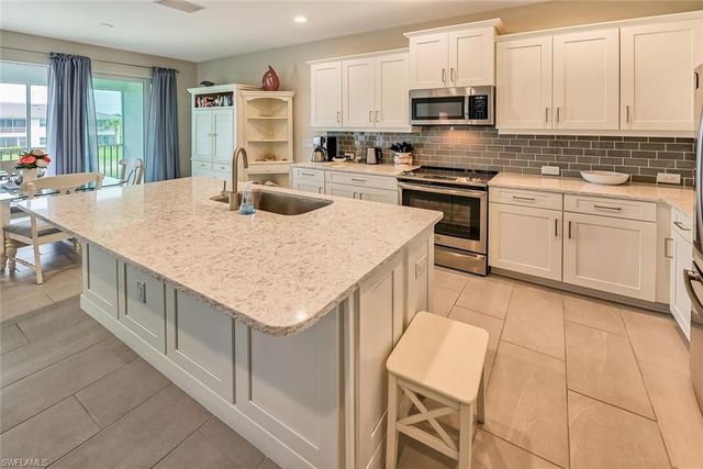 6954 Avalon CIR 707, Naples, FL 34112