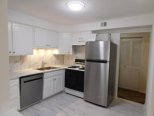 490 N Fox Hills Drive 1, Bloomfield Hills, MI 48304