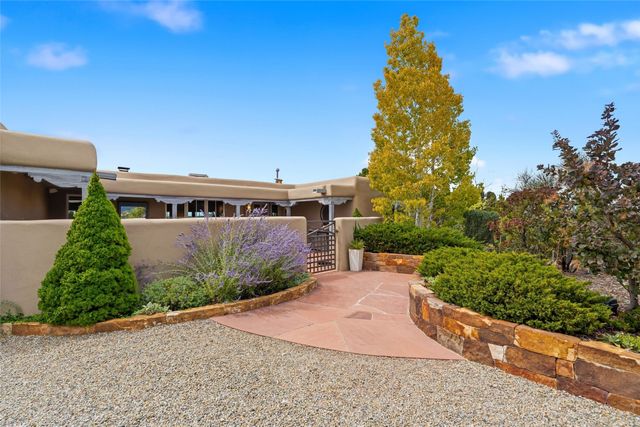 1122 Tano Del Este, Santa Fe, NM 87506