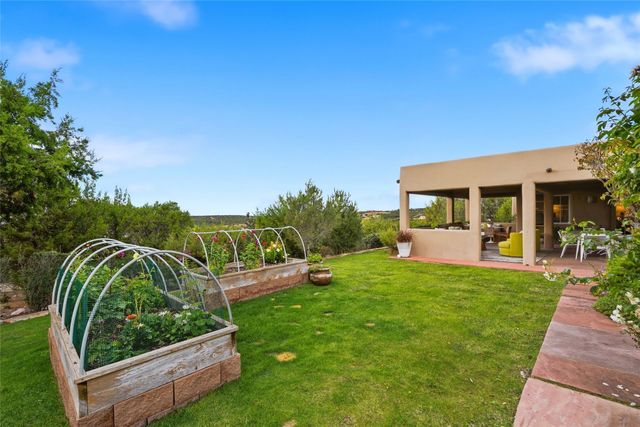 1122 Tano Del Este, Santa Fe, NM 87506