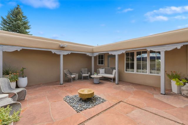 1122 Tano Del Este, Santa Fe, NM 87506