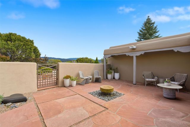 1122 Tano Del Este, Santa Fe, NM 87506