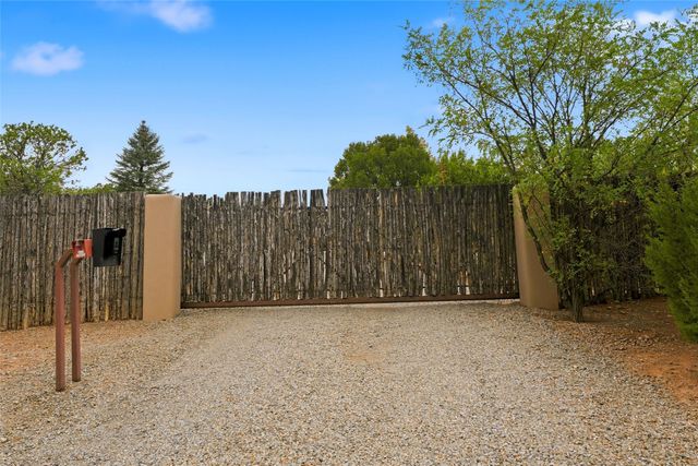 1122 Tano Del Este, Santa Fe, NM 87506