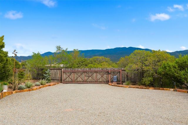 1122 Tano Del Este, Santa Fe, NM 87506